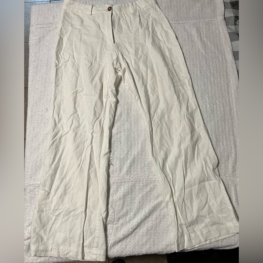 White woven pants. May be slightly off white. My eyes can’t. Tell for sure.